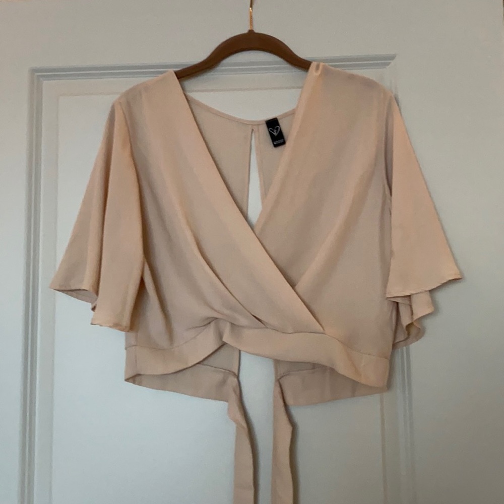 Beige flowy deep cut crop top